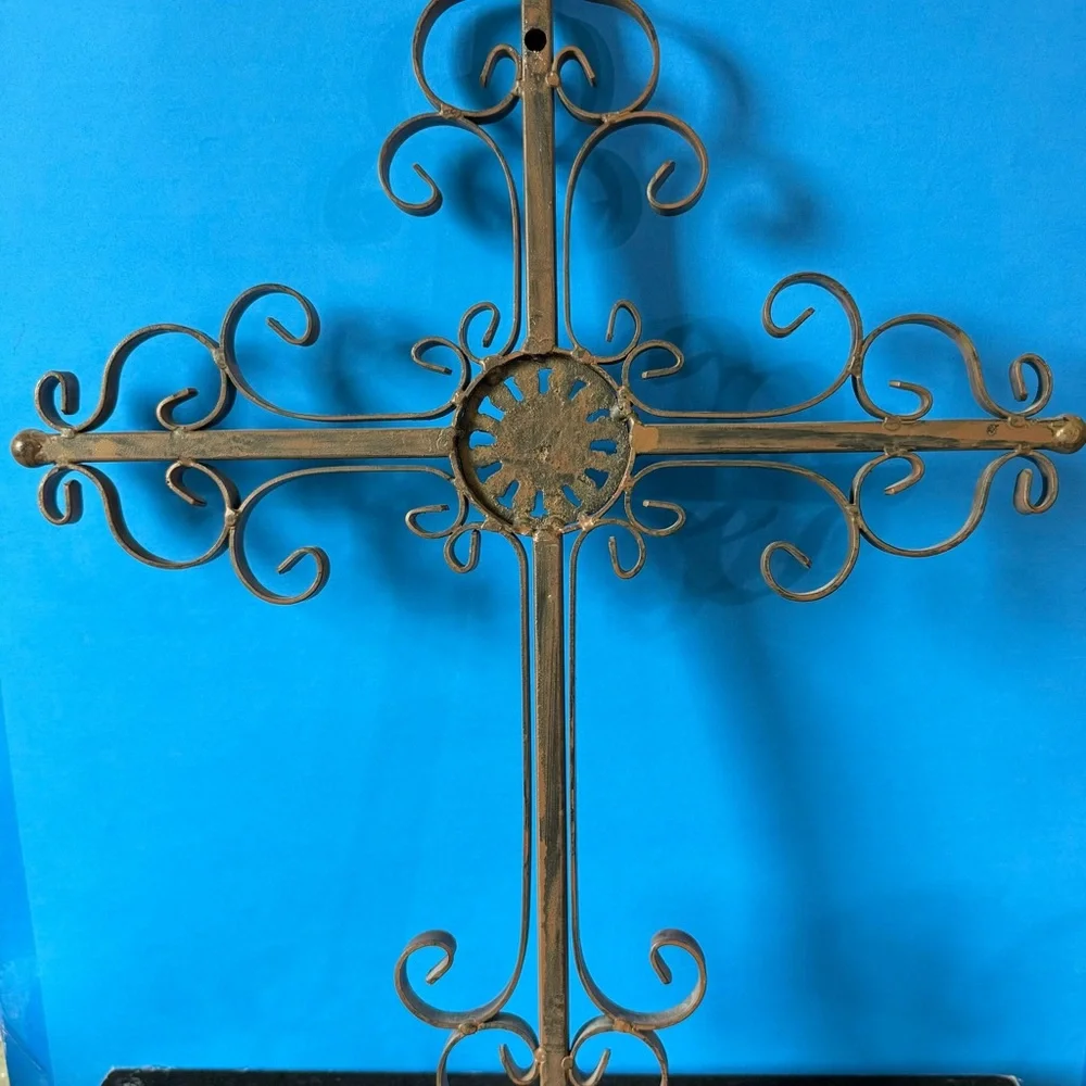 Elegant Vintage Rustic Metal Wall Cross Decor